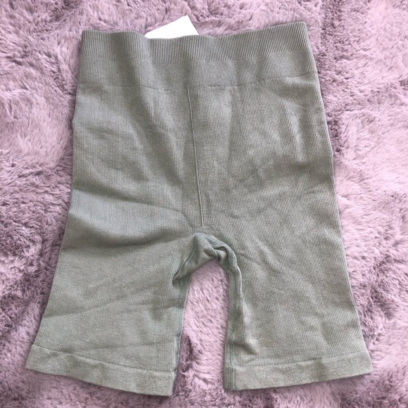 FABLETICS NWT High Waisted Cloudrib Seamless Short - Picture 3 of 7